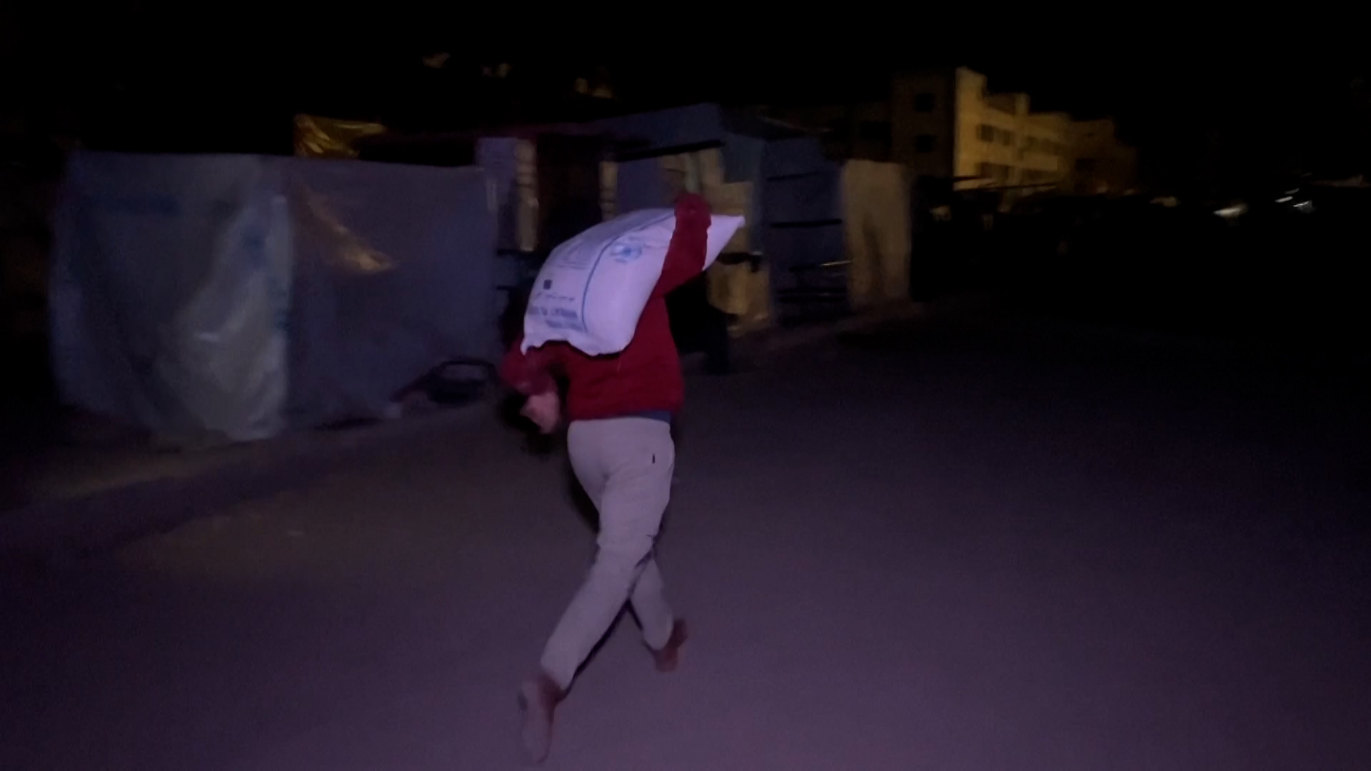 الفيديو: الفلسطينيين في غزة يفرط الدقيق مع وصول المساعدات المحدودة أخيرًا